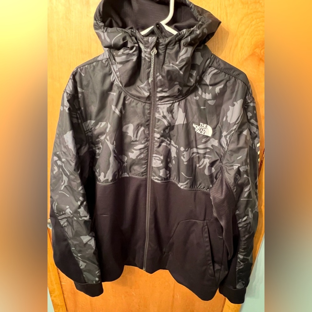 The North Face Men's Gray and Black Windbreaker